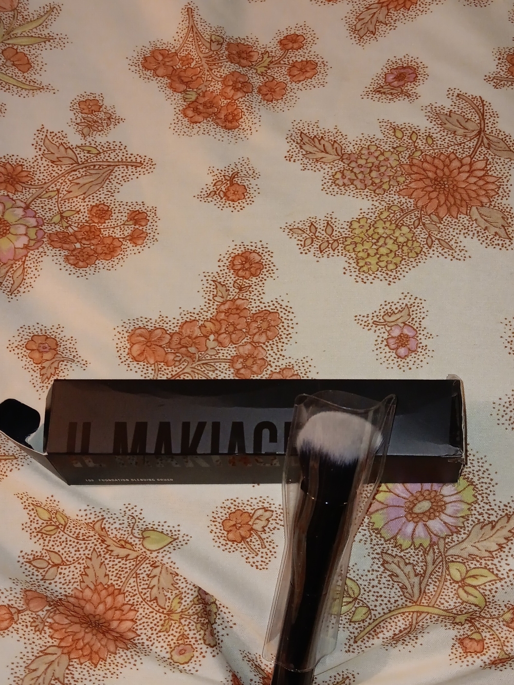 IL Makiage Foundation Brush #100 with Black Handle and White-Tipped Bristles